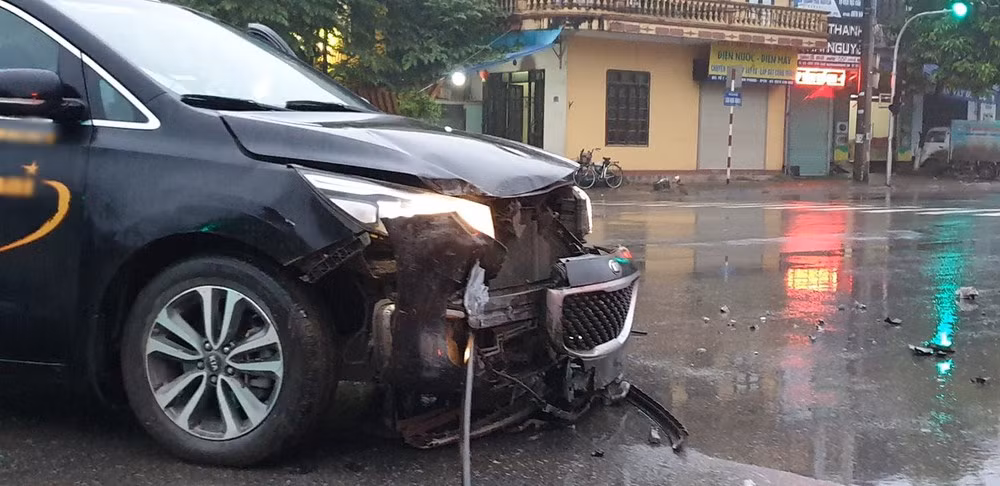 Video: Xe VinFast va cham voi Kia Sedona den muc gay truc banh truoc-Hinh-3