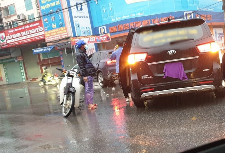 Video: Xe VinFast va cham voi Kia Sedona den muc gay truc banh truoc