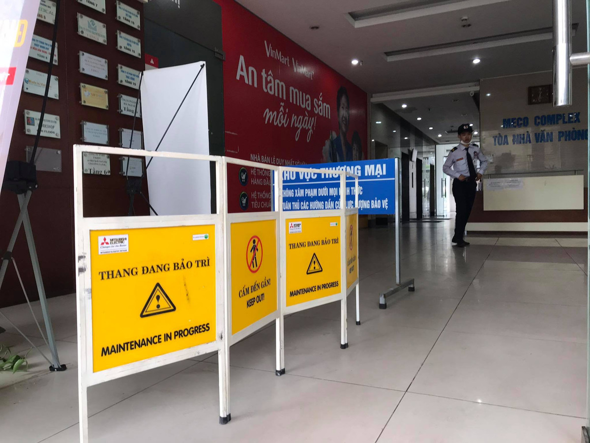 "Nghe tin con bị vậy tôi rất lo. Hiếu kêu đau suốt, chẳng ăn uống được gì vì đau đầu. Con tôi cũng không thể ngủ nếu thiếu thuốc giảm đau" - bà H. cho biết. Nhớ lại sự cố, anh Hiếu kể thời điểm khoảng gần 18h ngày 27/3, anh cùng bà Hồng đang khuân bê các thùng giấy vào khu vực được cho là cơi nới của chủ đầu tư.