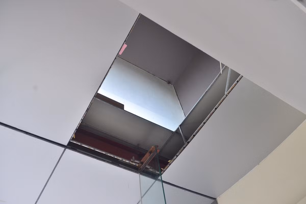 Ông Dũng giải thích: "Vị trí mà 2 người rơi xuống là phần chủ đầu tư cơi nới thêm. Họ lát thêm các tấm nhôm để mở rộng diện tích cho thuê nhưng không làm cốt bê tông, cốt thép bên trong".