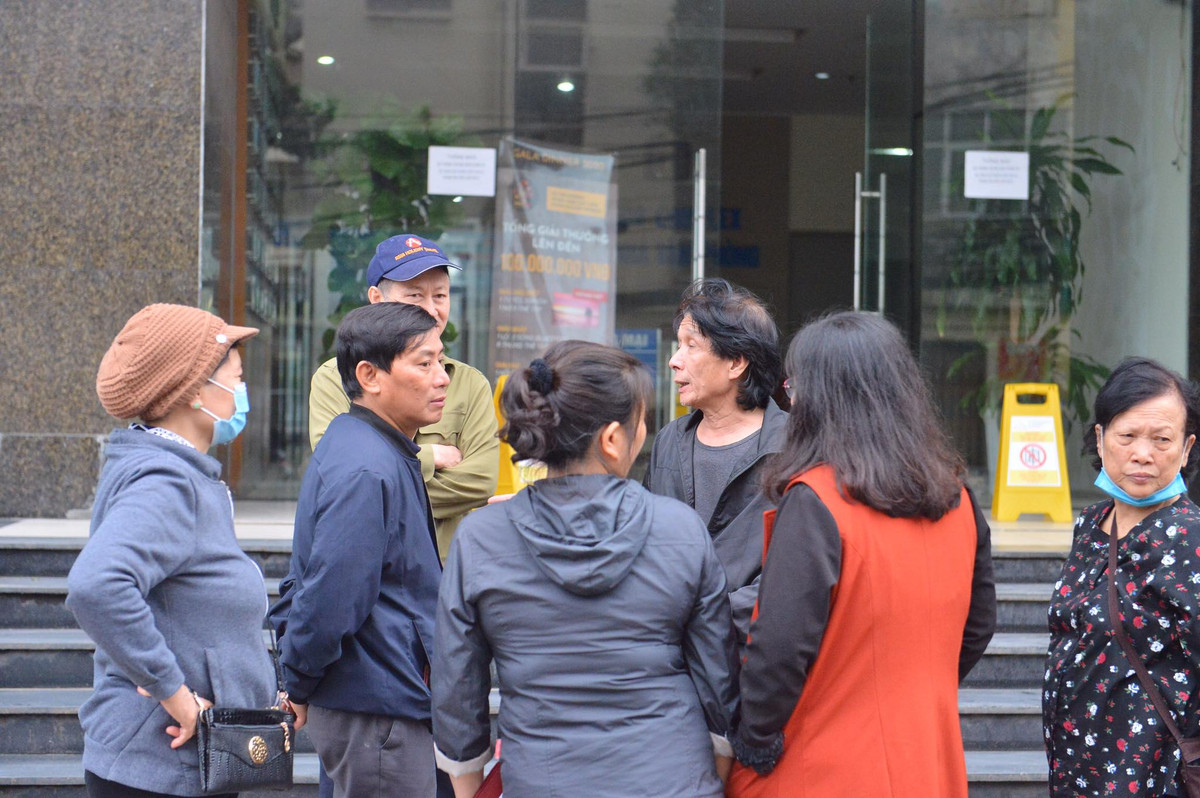 Trước đó, vụ thủng sàn chung cư Meco Complex xảy ra vào khoảng 18h ngày 27/3, cư dân tại tòa nhà HH1B, chung cư Meco Complex, chứng kiến cảnh 2 người rơi tự do, xuyên qua trần nhà xuống sảnh tầng một. Họ được xác định rơi vì sàn tầng 2 bất ngờ thủng. Nguyên nhân đang được cơ quan chức năng điều tra, làm rõ.