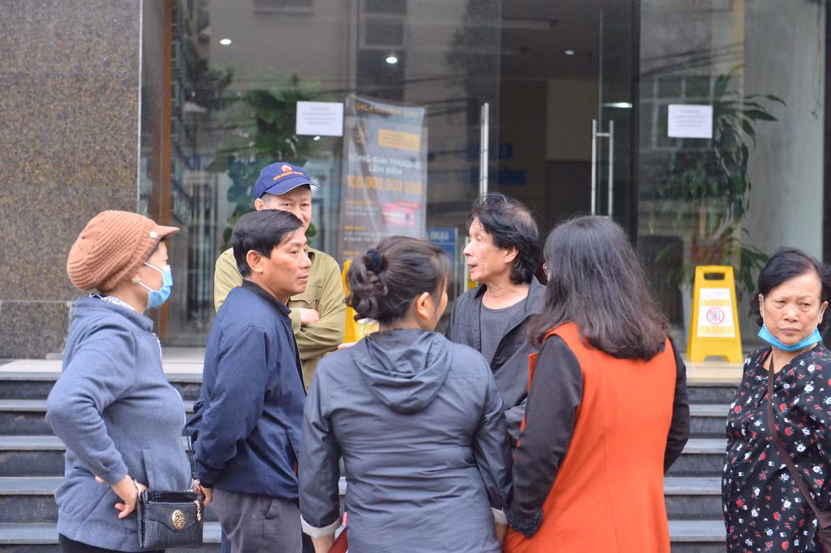 Trước đó, vụ thủng sàn chung cư Meco Complex xảy ra vào khoảng 18h ngày 27/3, cư dân tại tòa nhà HH1B, chung cư Meco Complex, chứng kiến cảnh 2 người rơi tự do, xuyên qua trần nhà xuống sảnh tầng một. Họ được xác định rơi vì sàn tầng 2 bất ngờ thủng. Nguyên nhân đang được cơ quan chức năng điều tra, làm rõ.