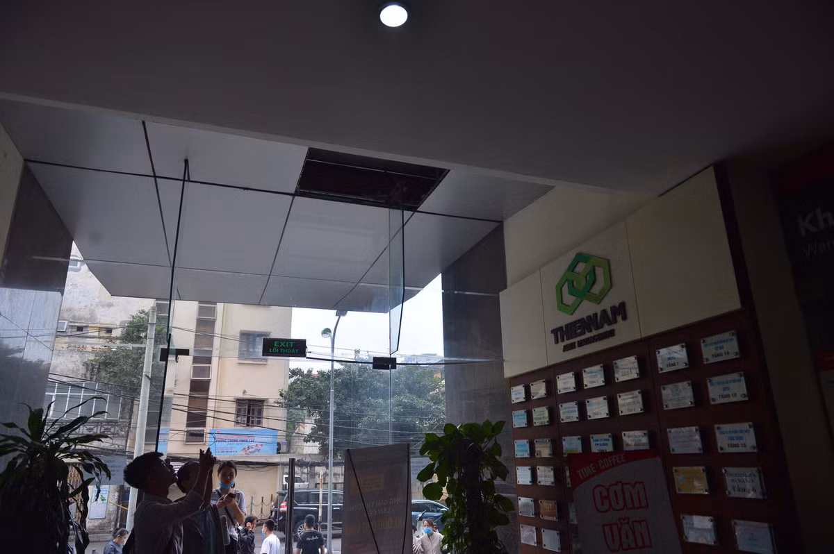 Anh Hiếu nhớ lại: "Tôi và chị Hồng vừa đứng vào thì bỗng sàn sụt xuống. Tôi rơi xuống, đầu bị đập vào cửa kính ở sảnh tầng một, còn mặt thì bị mảnh vỡ từ sàn rơi trúng dẫn đến rách. Tôi đứng dậy xong lại ngã rồi bất tỉnh luôn". Theo anh Hiếu, Công ty Suối Hai mới thuê văn phòng tầng 2 của chung cư Meco Complex làm trụ sở từ đầu năm 2021 và không biết khu vực xảy ra sự cố là nơi chủ đầu tư cơi nới, mở rộng diện tích.