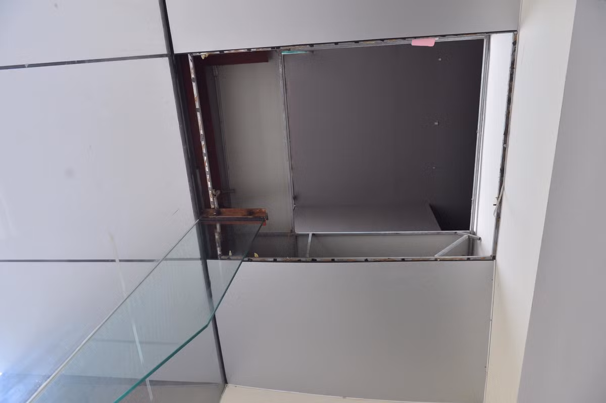 Cũng theo anh Hiếu: "Sau vụ việc, tôi chưa thấy ai bên chủ đầu tư đến gặp để hỏi thăm hay làm việc". Ông Nguyễn Duy Dũng (46 tuổi), Trưởng ban đại diện tòa HH1B, cho biết chủ đầu tư của dự án để 7 tầng đầu tiên cho thuê dịch vụ văn phòng, còn các tầng bên trên là chung cư nhà ở.