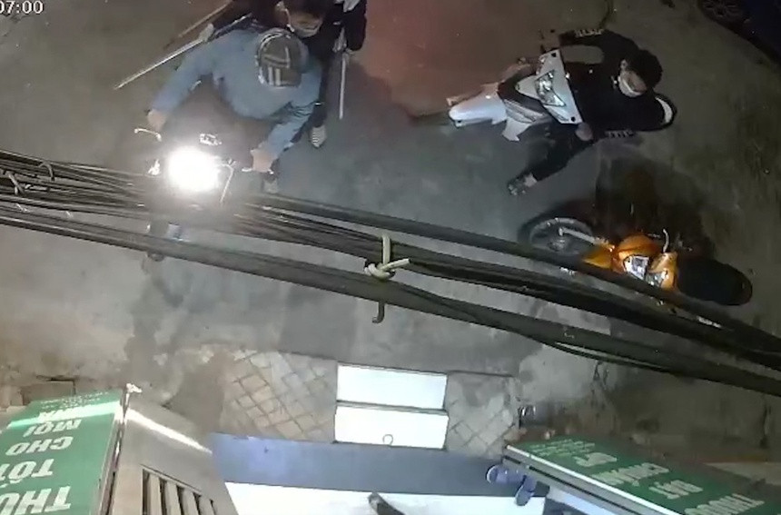 Ha Noi: Nhom con do dap pha hieu thuoc, danh phu nu mang thai nhap vien