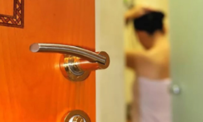 Vinh Phuc: Hai thanh nien dat may quay len cac cap doi trong nha nghi de tong tien