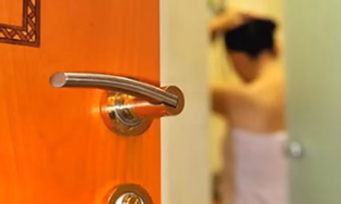 Vinh Phuc: Hai thanh nien dat may quay len cac cap doi trong nha nghi de tong tien