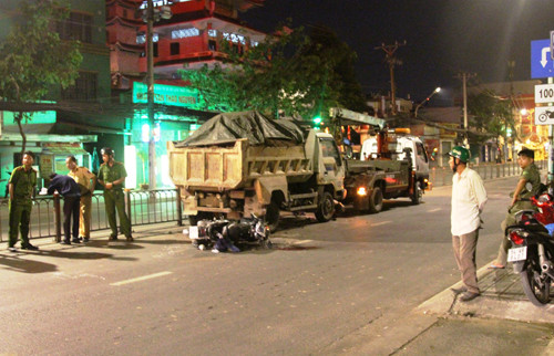 “Bao ve” binh ac-quy, tai xe xe tai khien mot nguoi chet oan