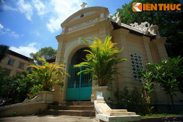 2. Nơi an nghỉ của cụ Trương Vĩnh Ký - người Việt được vinh danh là một trong 18 nhà thông thái thế giới tọa lạc ở số 520 Trần Hưng Đạo, thuộc quận 5 TP HCM. Lăng mộ được xây vào năm 1889 theo phong cách kiến trúc Pháp kết hợp với một số họa tiết phương Đông, có diện tích khoảng 50m2, nằm trong khuôn viên rộng hơn 2.000m2.