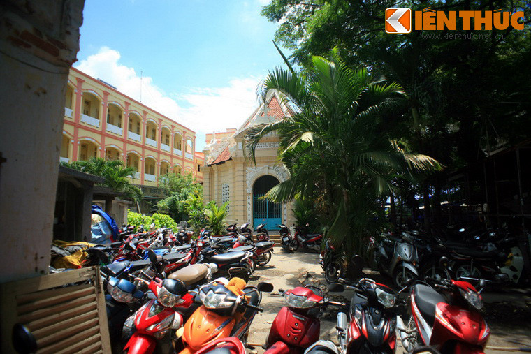 Do có diện tích rộng lại nằm ở vị trí đắc địa giữa trung tâm thành phố nên khuôn viên nhà mồ Trương Vĩnh Ký đã được tận dụng làm nơi trông giữ xe cho người dân trong khu vực.