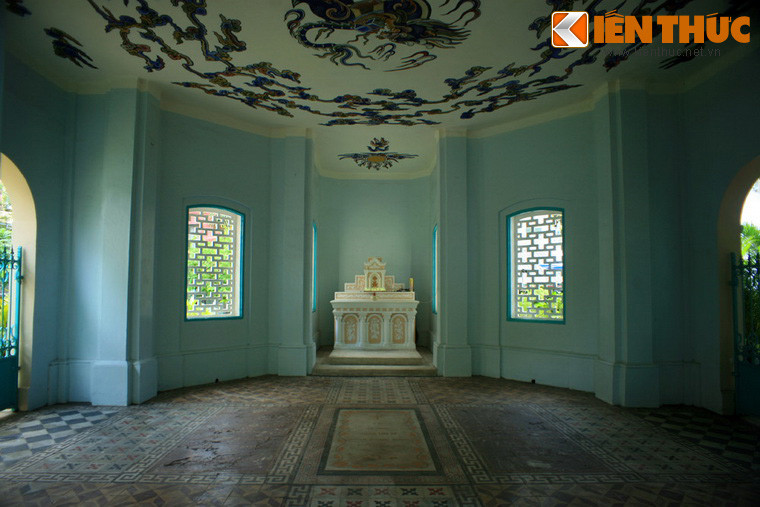 Trong lăng mộ có 3 mộ phần, gồm 3 bia đá khác màu có chiều rộng khoảng 1m, dài gần 2m, được lát bằng phẳng mà mới nhìn cứ tưởng là nền nhà mồ. Mộ cụ Trương Vĩnh Ký nằm ở giữa, hai bên là người vợ Vương Thị Thọ và con trai cả Trương Vĩnh Thế.