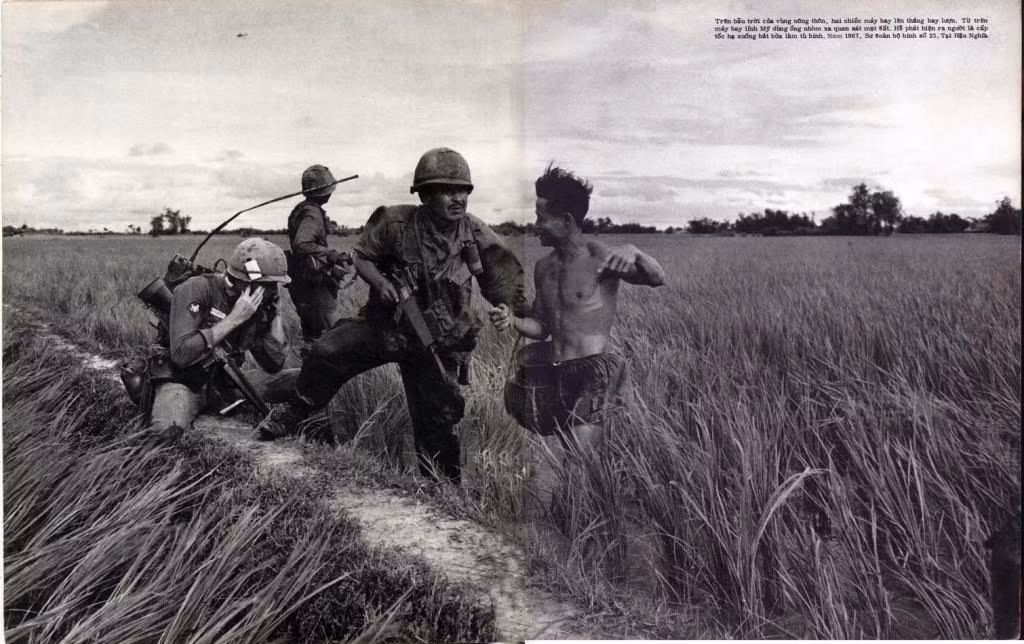  Lính Mỹ thuộc sư đoàn bộ binh 25 bắt một người nông dân ở Hậu Nghĩa, 1967.