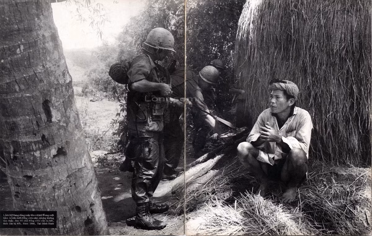 Lính Mỹ dò tìm vũ khí trong một hầm trú ẩn dưới đống rơm của người nông dân. Người này sau đó bị bắt, thóc lúa bị đốt. Bình Định 1966.