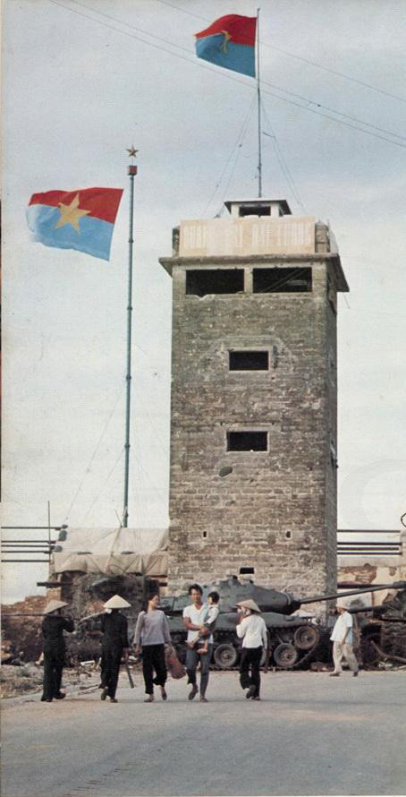 Sau Hiệp định Paris, cờ của Mặt trận Dân tộc Giải phóng tung bay trên một tháp canh của quân đội Sài Gòn trước kia tại thị trấn Đông Hà, Quảng Trị. Thị trấn này được giải phóng ngày 28/4/1972.