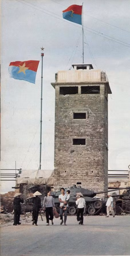 Sau Hiệp định Paris, cờ của Mặt trận Dân tộc Giải phóng tung bay trên một tháp canh của quân đội Sài Gòn trước kia tại thị trấn Đông Hà, Quảng Trị. Thị trấn này được giải phóng ngày 28/4/1972.