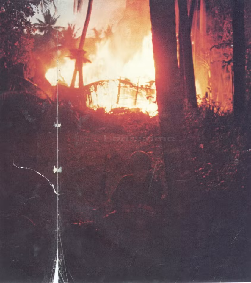 Một xóm làng ở Bình Định bốc cháy trong trận càn của lính Mỹ, tháng 6/1966.