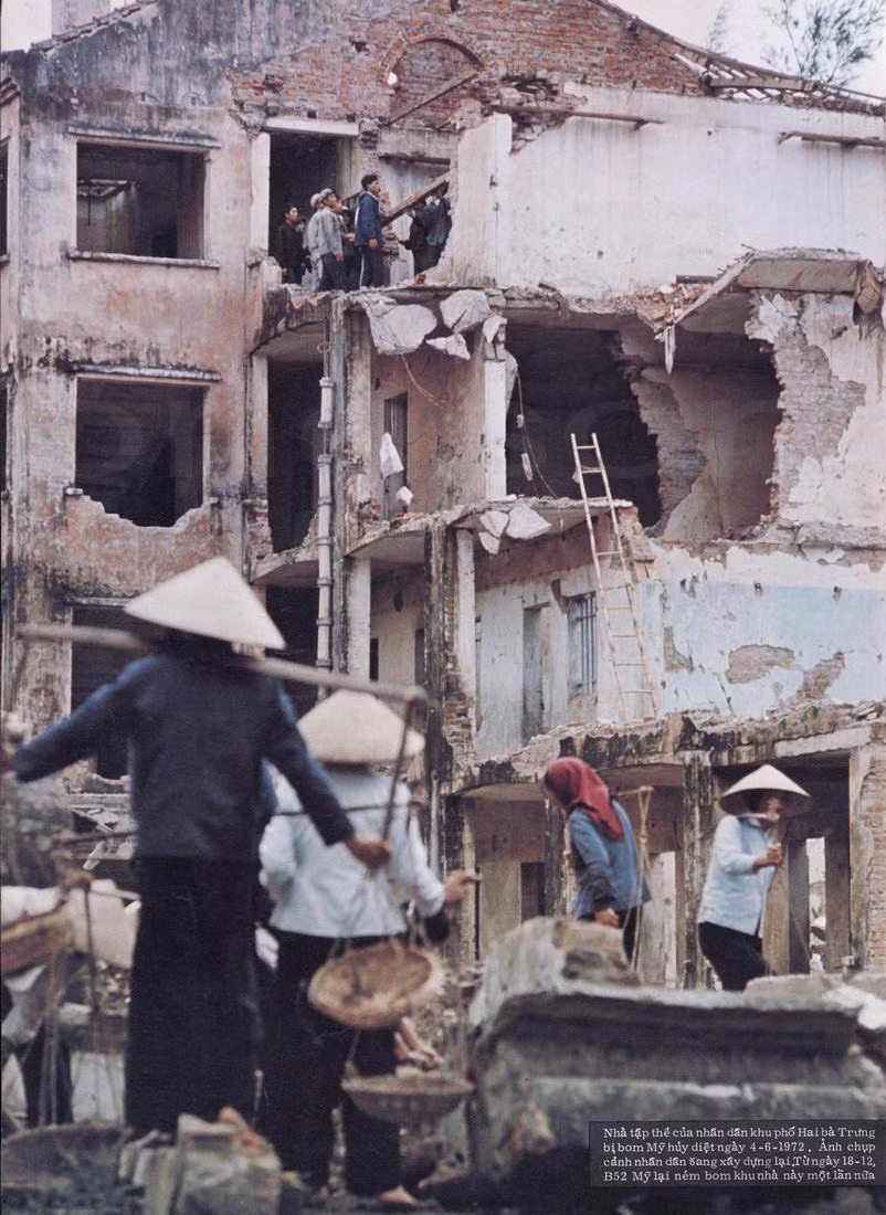 Những người phụ nữ đang xây dựng lại khu nhà tập thể của nhân dân khu phố Hai Bà Trưng bị bom Mỹ hủy diệt ngày 4/6/1972. Từ ngày 18/12/1972, máy bay B-52 Mỹ lại ném bom khu nhà này lần nữa.