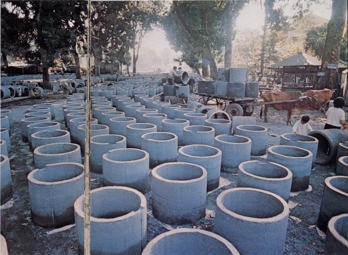 Từ tháng 10/1972, cuộc thương lượng về hệp định ngừng bắn được tiến hành ở Paris, nhưng Hà Nội vẫn không ngừng sản xuất hầm trú ẩn cá nhân. Quả nhiên đến tháng 12, Tổng thống Nixon đã lật lọng ra lệnh ném bom rải thảm Hà Nội.