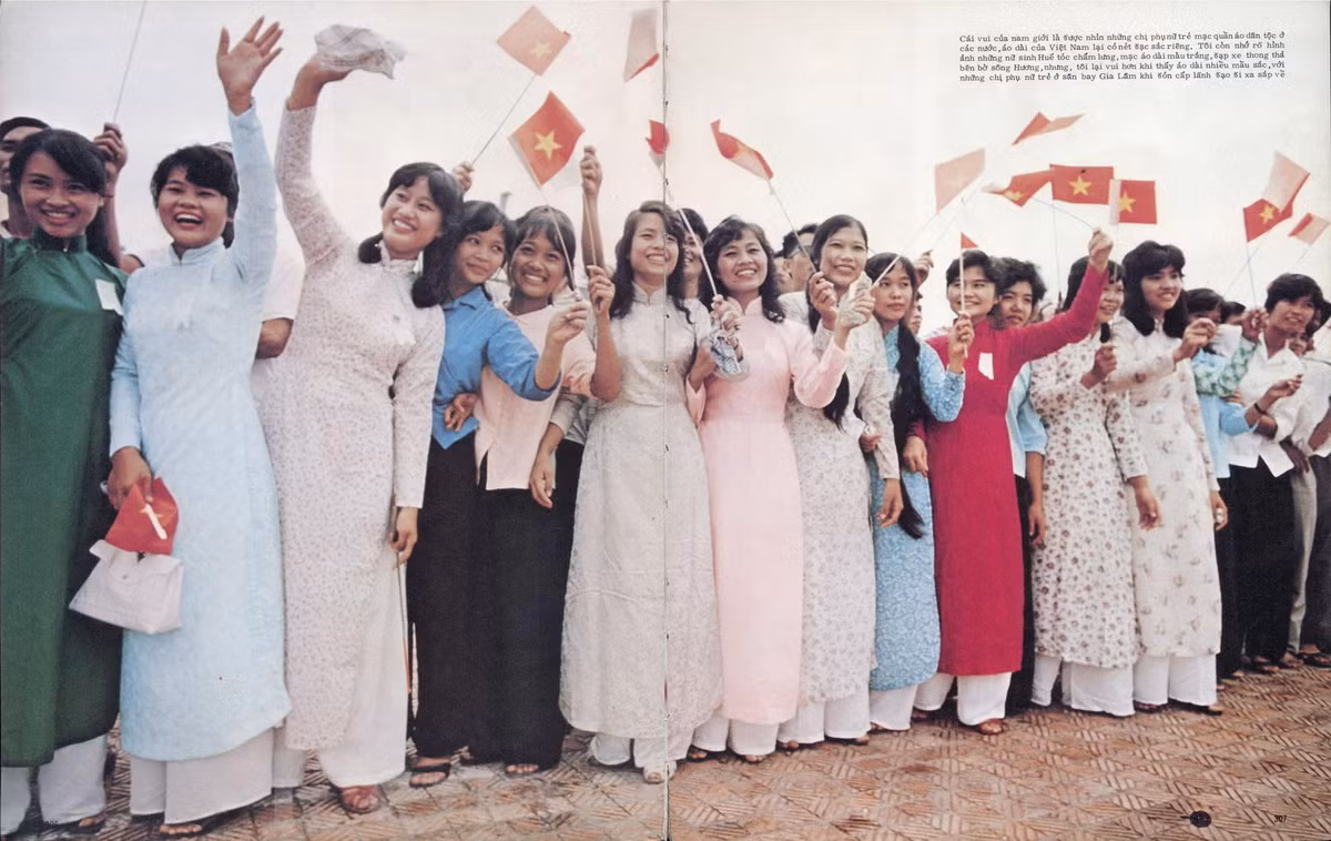 Những chị em phụ nữ trẻ mặc áo dài đón lãnh đạo cấp cao ở sân bay Gia Lâm.