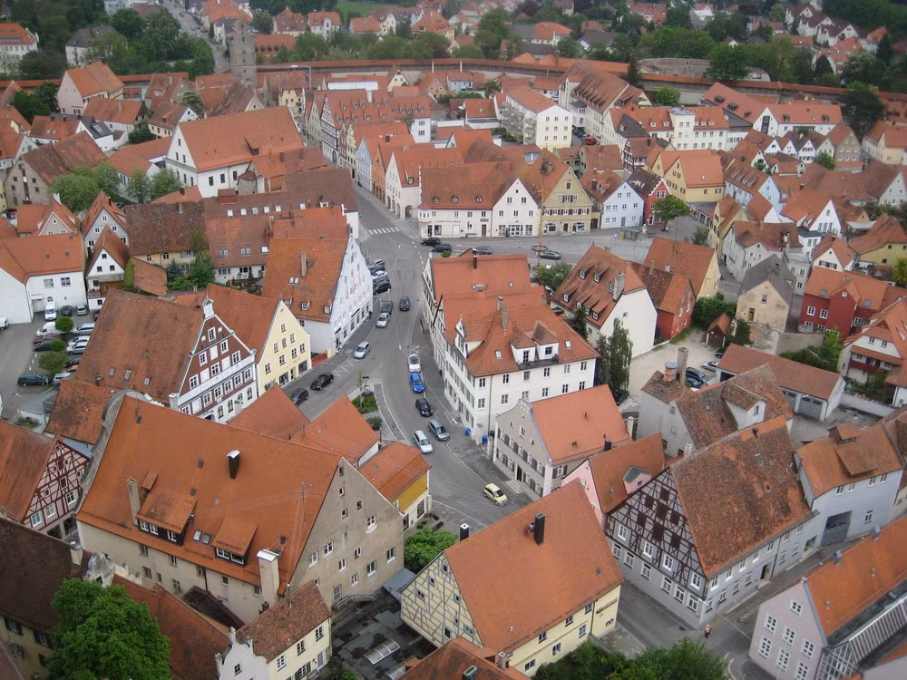 Những con đường uốn lượn tỏa ra từ trung tâm thị trấn cũng làm nên một nét lãng mạn đặc trưng của nơi đây.