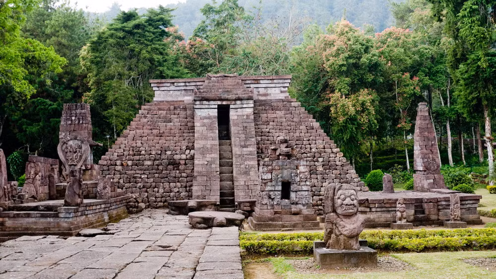 Tan muc kim tu thap 500 tuoi doc dao cua Indonesia