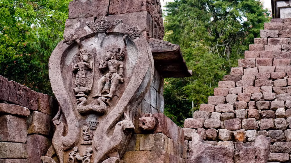 Ngôi đền này được tái phát hiện vào thế kỷ 19 bởi nhà thám hiểm nổi tiếng người Anh Thomas Raffles.