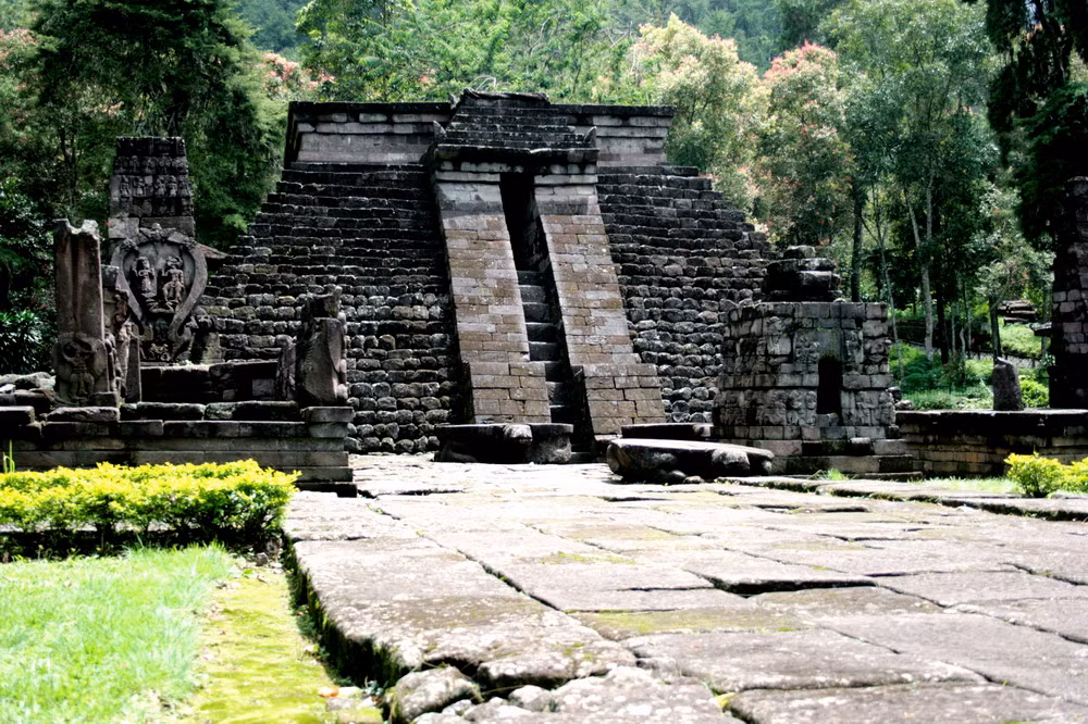 Cấu trúc kim tự tháp này rất giống với các kim tự tháp tại Chichen Itza ở Mexico, dù hai địa điểm cách nhau nửa vòng Trái Đất.
