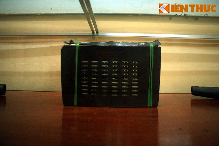 Sau thời gian đó, căn hầm vẫn sẵn sàng phục vụ cho nhiệm vụ chiến đấu. Tháng 4/1975, các chiến sĩ biệt động đưa ra phương án sử dụng hầm để tấn công Biệt khu Thủ đô, nhưng kế hoạch chưa thực hiện thì Sài Gòn đã được giải phóng. Kể từ đó, căn hầm trở thành một di tích lịch sử của thời kỳ chống Mỹ. Ảnh: Chiếc radio ông Ba Căn từng sử dụng để nghe tin tức.