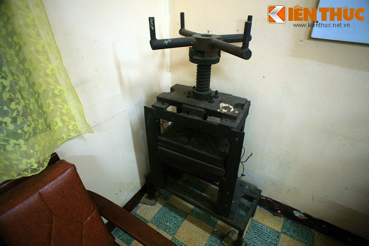 Theo bố trí, ông Ba Căn đưa gia đình về trú ngụ tại căn nhà này, hành nghề sửa và ép giày bằng mủ cao su để che mắt quân địch. Ảnh: Máy ép đế giày cao su ông Ba Căn từng sử dụng.