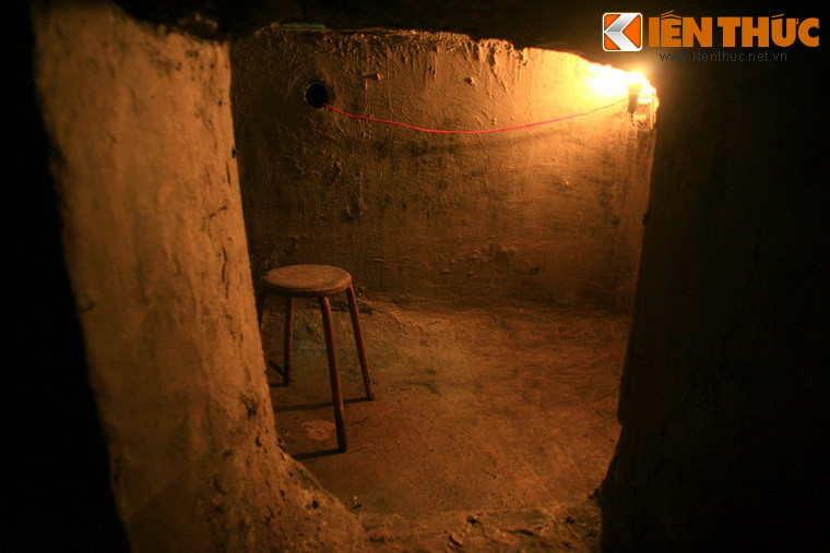 Trong vòng 4 tháng, ba chuyến hàng "đặc biệt" đã chuyển tới hầm 50kg thuốc nổ và kíp nổ, 7 tiểu liên AK cùng 21.000 viên đạn, 50 lựu đạn, 1 súng ngắn kèm 50 viên đạn và một số quân trang quân dụng khác. Giữa năm 1967, nhận được chỉ thị của cấp trên, ông Ba Căn chuẩn bị một số lượng lớn thuốc, bông băng cứu thương... cất giấu sẵn dưới hầm.