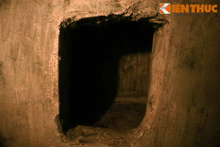 Ông Ba Căn chọn giờ cao điểm, đường xá tấp nập xe cộ, sử dụng xe ba gác đạp đến địa điểm nhận hàng. Trên đường di chuyển, ông phải thuộc lòng các điểm chốt của địch để né tránh. Những chuyến hàng đặc biệt xen lẫn những chuyến hàng thường đảm bảo cho công tác tuyệt mật xuôi lọt.