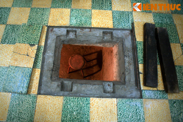 Hầm dài 2,2m, ngang 1,8m, sâu 1,7m. Chung quanh hầm xây gạch, tô xi - măng. Một ống cống thông từ hầm đến cống lớn đặt ngoài đường cái. Nắp hầm tạo bởi 6 miếng gạch khớp nhau đậy khít miệng hầm có kích thước: 0,4m x 0,6m. Hai bên nắp có vòng xoắn, dùng đinh vít dài, vặn vòng xoắn chặt để mở và đậy dễ dàng.