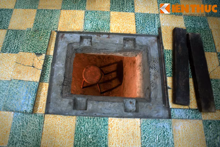 Hầm dài 2,2m, ngang 1,8m, sâu 1,7m. Chung quanh hầm xây gạch, tô xi - măng. Một ống cống thông từ hầm đến cống lớn đặt ngoài đường cái. Nắp hầm tạo bởi 6 miếng gạch khớp nhau đậy khít miệng hầm có kích thước: 0,4m x 0,6m. Hai bên nắp có vòng xoắn, dùng đinh vít dài, vặn vòng xoắn chặt để mở và đậy dễ dàng.