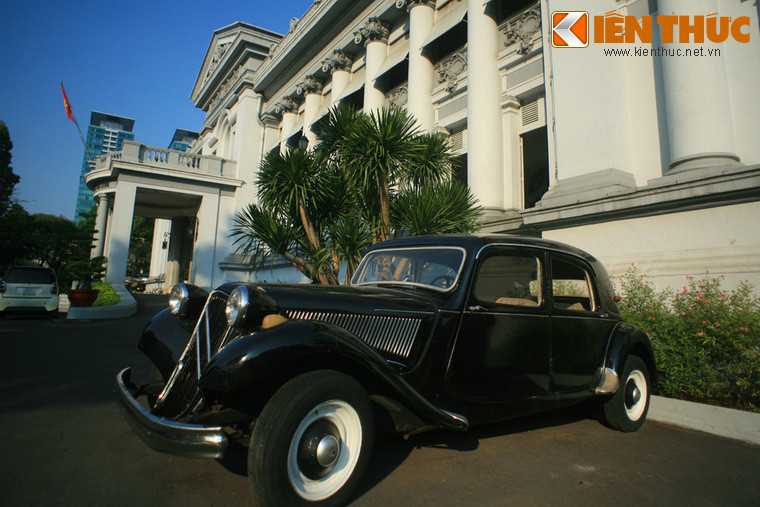 Khi mới khánh thành, công trình được dùng làm Bảo tàng Thương mại. Những thập niên sau đó, tòa nhà được sử dụng vào nhiều mục đích khác nhau như dinh Thống đốc, dinh Khâm sai, tinh Tổng trấn... Tên gọi Dinh Gia Long có từ năm 1954, do Quốc trưởng Bảo Đại đặt.