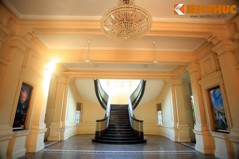 Nội thất của tòa nhà rất tráng lệ với những chùm đèn pha lê, hốc tranh tường, các trụ cột, gờ trần phong cách cổ điển sang trọng. Giữa sảnh chính của tòa nhà là một cầu thang gỗ uốn cong về hai bên để dẫn lên tầng hai.