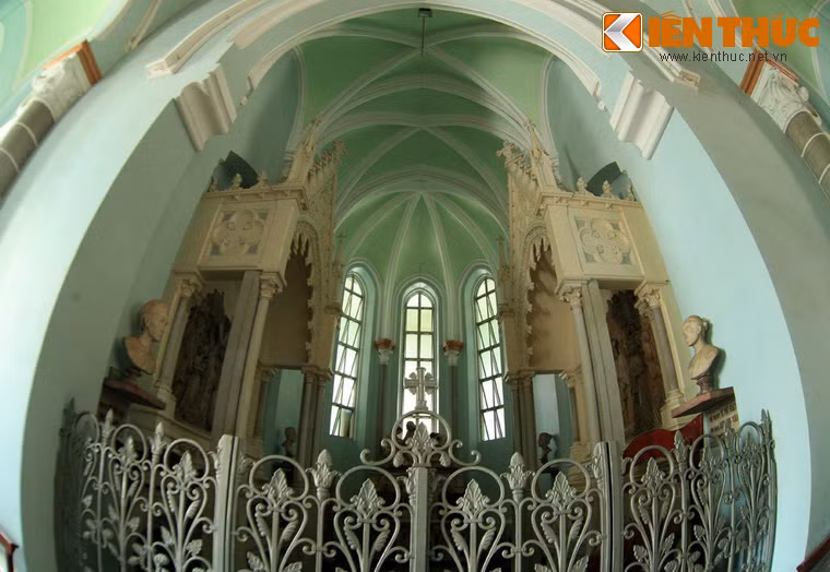 Tòa cảnh khu mộ hai ông bà Huyện Sỹ ở sau cung thánh.