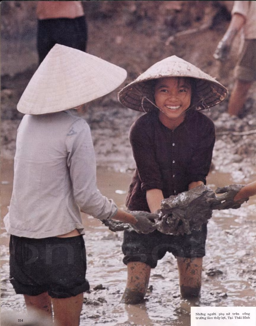 Những người phụ nữ trên công trường làm thủy lợi tại Thái Bình.