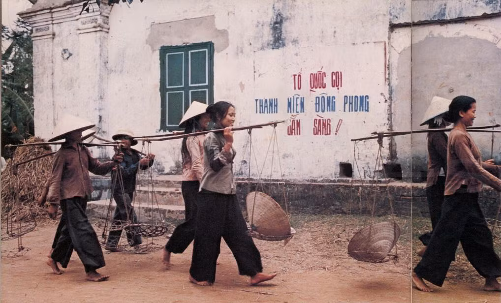 Phụ nữ Thái Bình đi làm thủy lợi sau bữa cơm trưa.