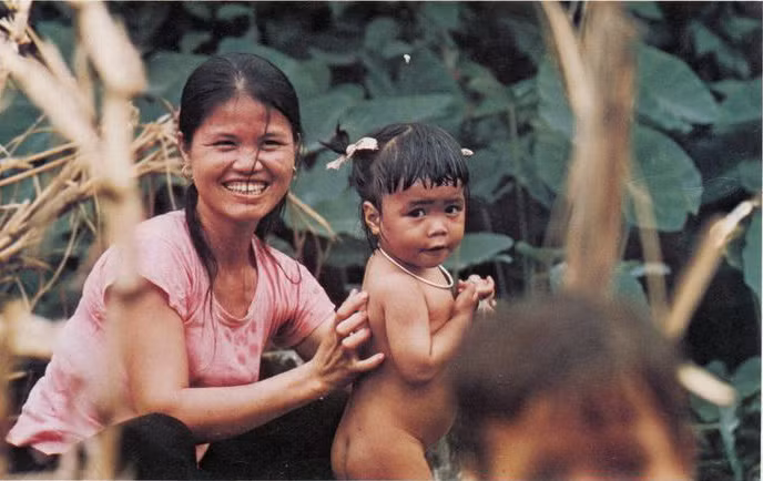 Một bà mẹ tắm cho con gái ngoài sân, vùng nông thôn Thái Bình.