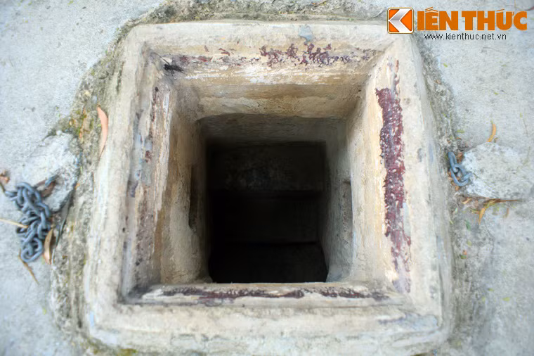 Chiều dài địa đạo theo đường chim bay khoảng hơn một km, còn chiều dài chạy theo địa hình, địa vật dài trên cả chục km. Ảnh: Một cửa hầm dẫn xuống địa đạo.