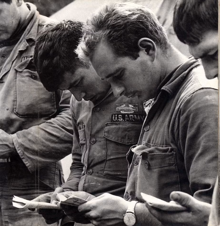 Nét mặt trầm ngâm của lính Mỹ tại một buổi cầu nguyện trên chiến trường Quảng Trị, 1967.