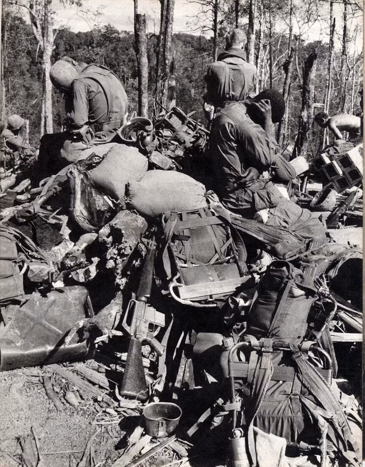 Súng ống và ba lô thu gom từ binh lính thương vong của Mỹ chất cao như núi ở cao điểm 875 Đăk Tô.