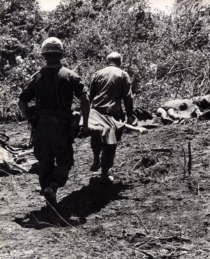 Lính Mỹ khiêng xác đồng đội trên chiến trường Trung bộ, 1966.