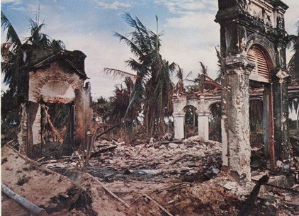 Tính đến năm 1973, Mỹ đã ném xuống Việt Nam 75 vạn tấn bom, gấp 3 lần số bom Mỹ dùng trong Chiến tranh thế giới II. Trong ảnh là một khu dân cư ở Bình Định đã bị phá hủy hoàn toàn, năm 1965.