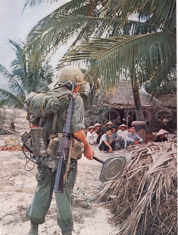 Lính Mỹ kéo vào lùng sục một xóm làng ở Bình Định, 1967. Nhiều cuộc càn quét như vậy kết thúc với cái chết của các dân thường vô tội.