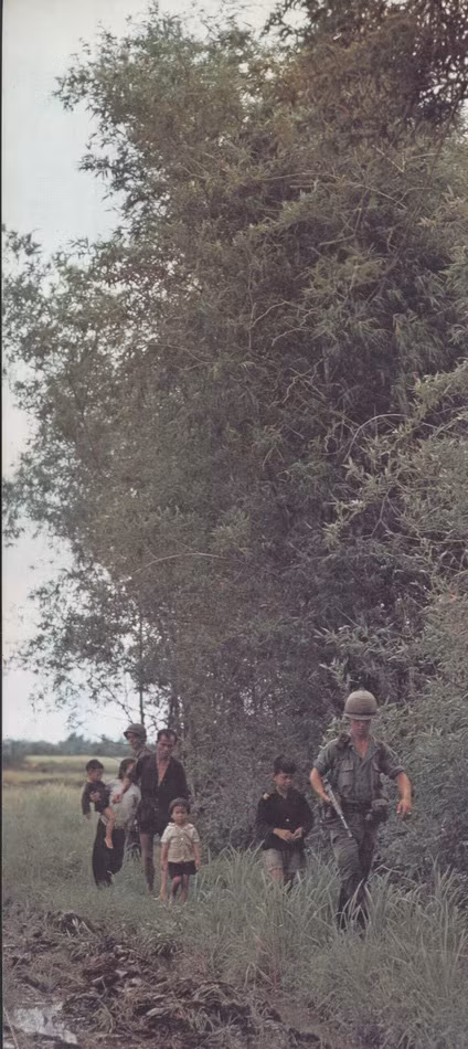 Một gia đình bị quân Mỹ áp giải về trại, Tây Ninh năm 1966.
