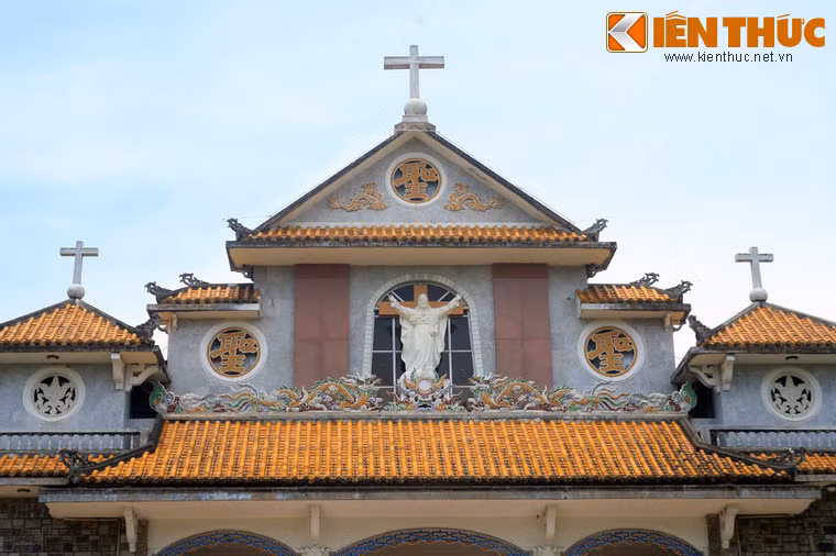 Trong cuộc chiến tranh Việt Nam, đan viện đã nhiều lần bị đạn bom tàn phá, khiến cộng đoàn Thiên An phải di tản đến những vùng an toàn.