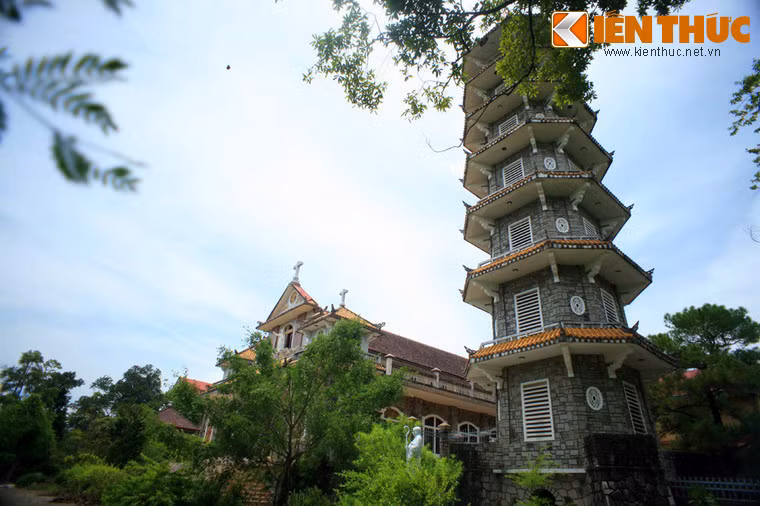 Năm 1994, đan viện mang kiến trúc như ngày nay với việc xây cất quần thể kiến trúc mới gồm nhà tĩnh tâm, nhà nguyện và tháp chuông.