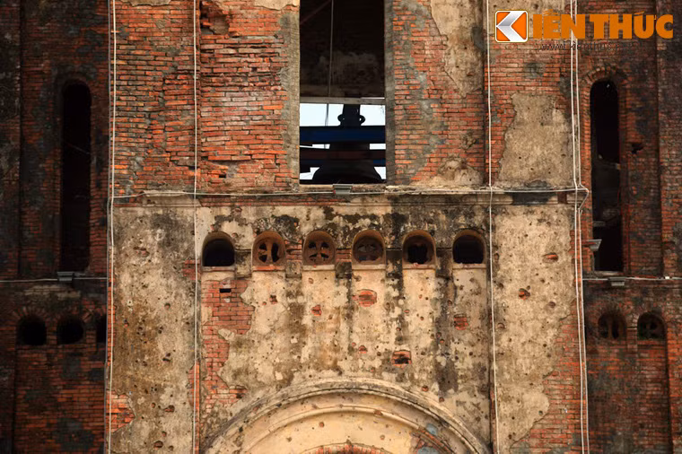 Bề mặt lỗ chỗ hàng trăm vết đạn của tháp chuông nhà thờ Đức Mẹ La Vang, Quảng Trị. Nhà thờ cổ này đã bị phá hủy nặng nề trong chiến sự năm 1972, giờ dây chỉ còn là một phế tích.