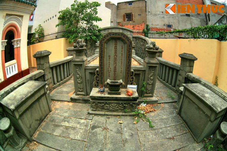 Trong khuôn viên khu lăng mộ còn mộ của vợ Bá hộ Xường bà Nguyễn Thị Lâu. Tuy không lớn nhưng mộ này lại có nét đẹp riêng. Cả hai ngôi mộ đều là di sản quý giá về nghệ thuật kiến trúc, điêu khắc và chạm khắc trang trí của Việt Nam giai đoạn cuối thế kỷ 19 đầu thế kỷ 20.